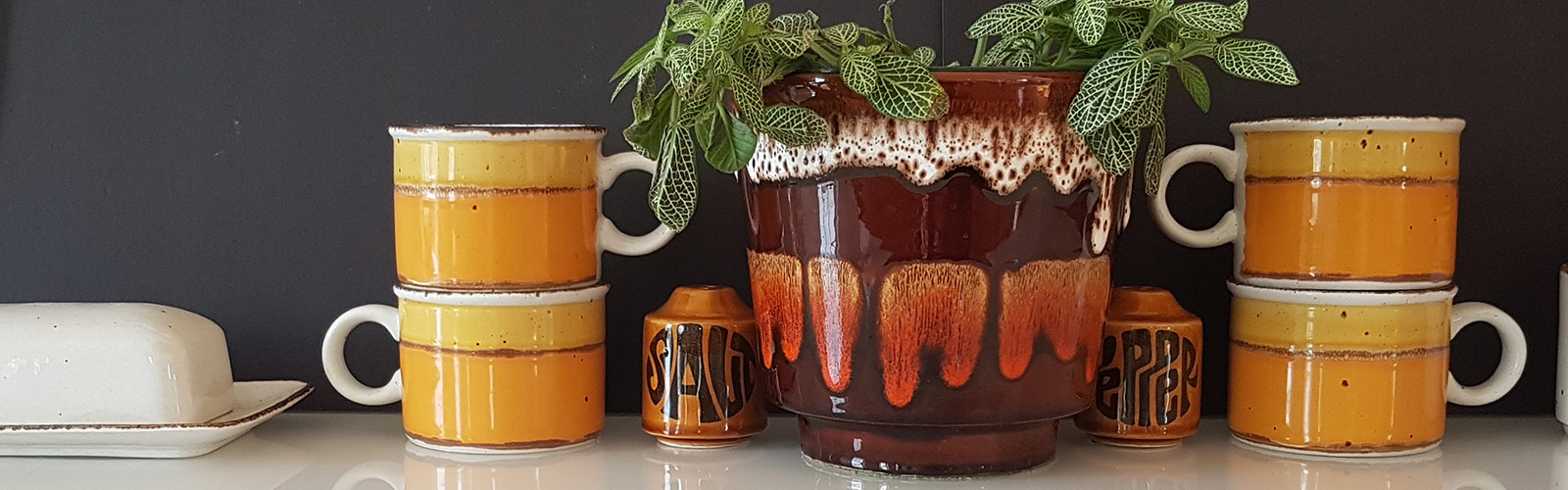 tasses, pot à fleur, services vintage
